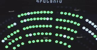 В Апаране обсуждают инцидент на первой сессии парламента Армении с участием Сукиасяна и Каграманян