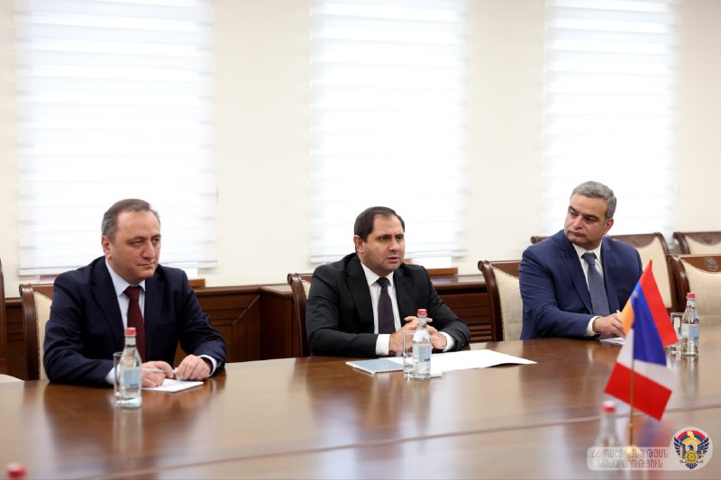 Сурен Папикян принял посла Франции в Армении Оливье Декотиньи в Апаране
