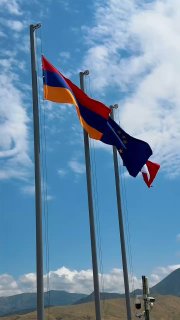Премьер-министр Армении Никол Пашинян на фоне строительства Ведийского водохранилища в Араратской долине