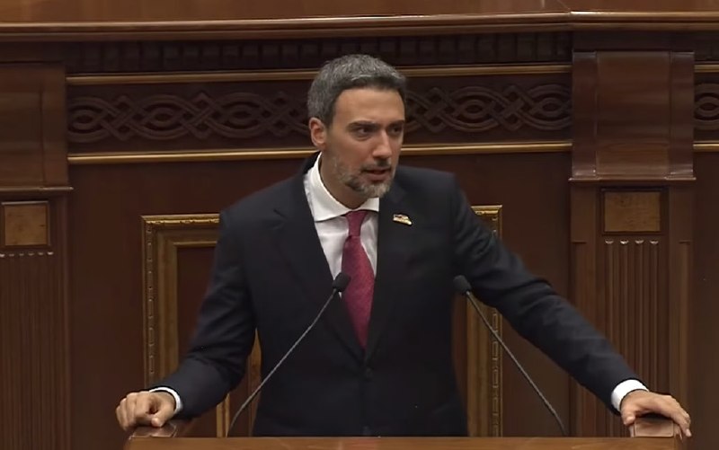 В Апаране на трибуне парламента заметили легенду армянского вестерна