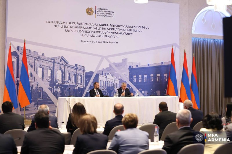 Мгер Григорян и Арарат Мирзоян обсудили с послами разблокирование Армении на семинаре в Гюмри