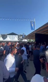 Премьер-министр Армении Никол Пашинян осматривает павильоны фестиваля "Варчафест" на берегу озера Севан