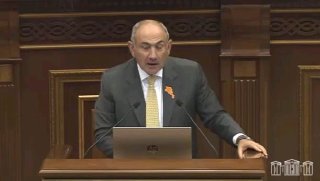 Пашинян в Апаране: «Либо сложите мандаты и делайте революцию, либо сидите и работайте»