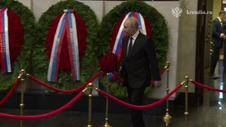 Выборы в Апаране: избиратели у урн для голосования в здании совета