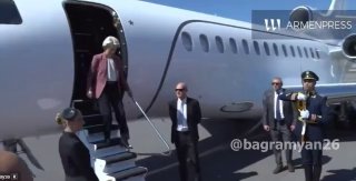 Урсула фон дер Ляйен в аэропорту Звартноц, Ереван, встреча с вице-премьером Мгером Григоряном