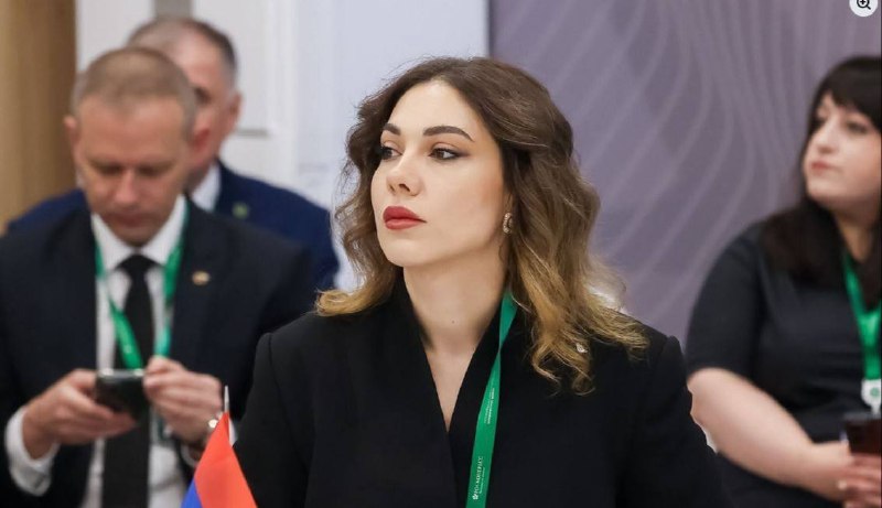 Министр юстиции Армении Србуи Галян у здания КС в Апаране