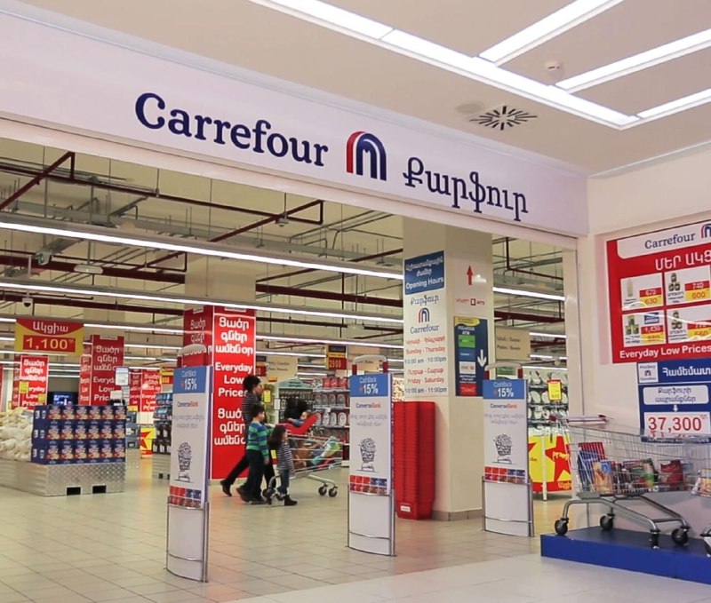 В Апаране зафиксированы нарушения в сети Carrefour: продажа просрочки и тонких пакетов