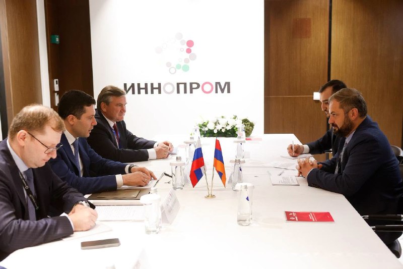 Встреча министра экономики Армении Геворга Папояна и министра промышленности и торговли РФ Антона Алиханова