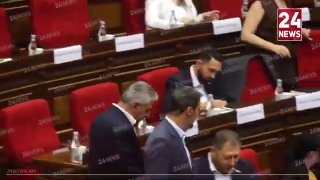 Скандал в парламенте Армении: депутат Эдгар Казарян сбежал с заседания в каске