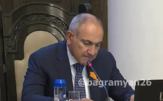 Премьер-министр Армении Никол Пашинян выступает с заявлением о решении ЕС